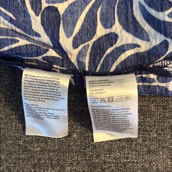 H&M Blue and White Patterned Women's Top - Picture 7 of 9